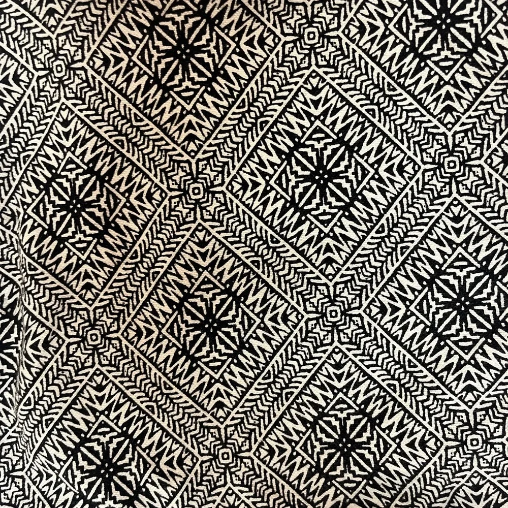 2/$20 - Stylish Black and White Banana Republic Boho Aztec Patterned Shorts - S - Picture 9 of 10